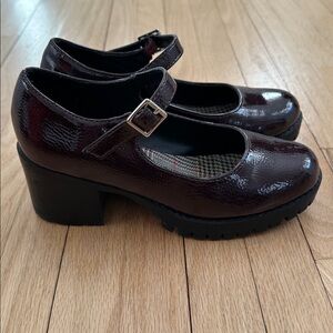 Soda vegan lug sole Mary Janes size 5.5